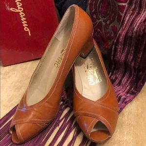 LAST CHANCE Salvatore Ferragamo Vintage Tan Leather Pumps